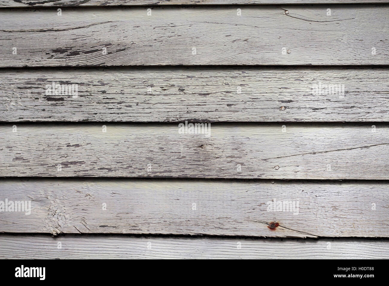 In legno rustico lato dell'edificio con vernice chipping con toni di grigio, orizzontale incrinato, vintage Foto Stock