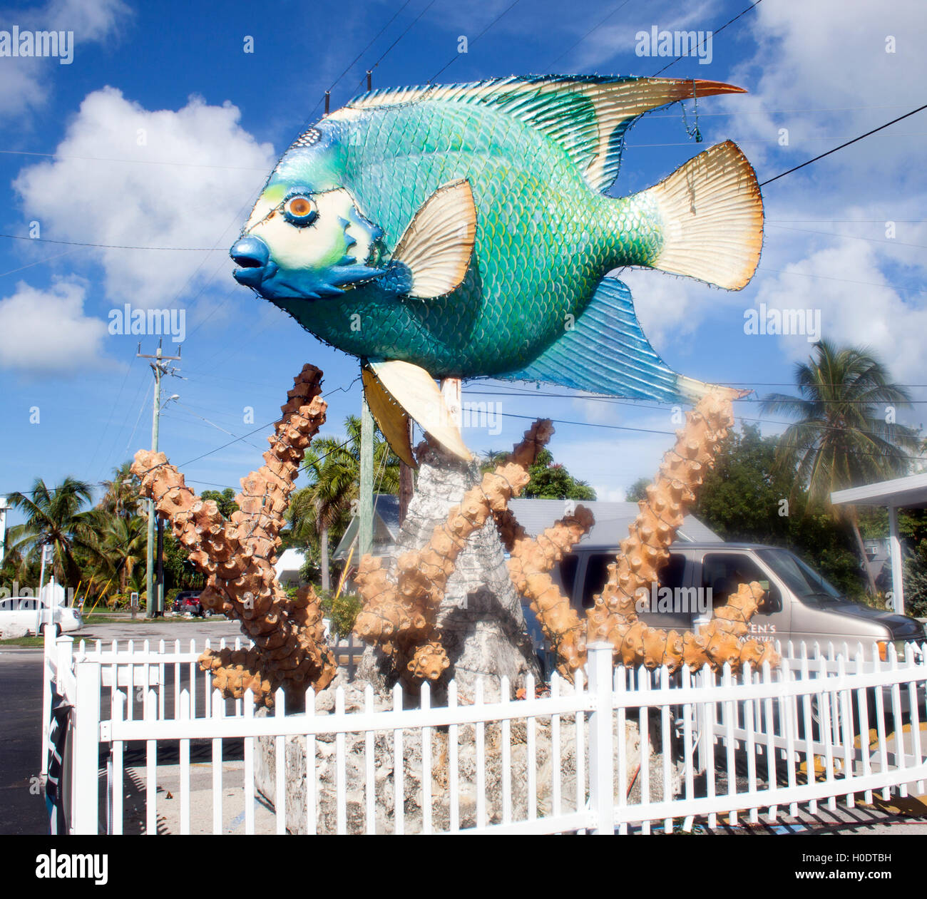 La più grande scultura al mondo di Angelfish a Marathon, Florida, si erge come un punto di riferimento colorato e bizzarro lungo la strada nelle Florida Keys. Foto Stock
