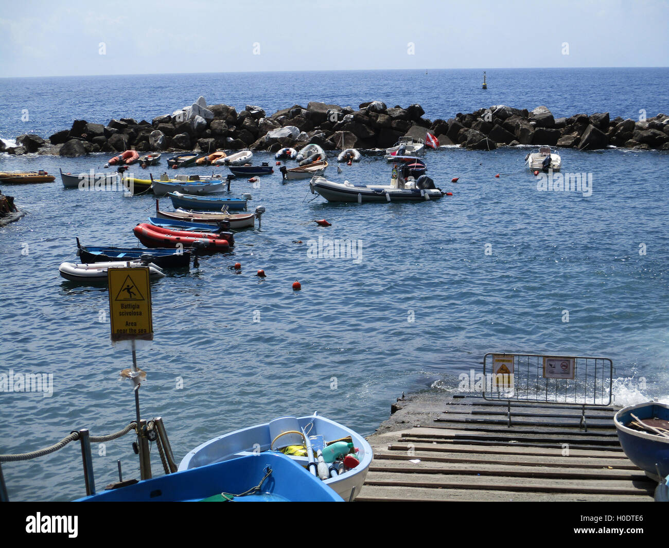 Barche nel capannone, il Golfo delle 5 Terre. Italia Foto Stock