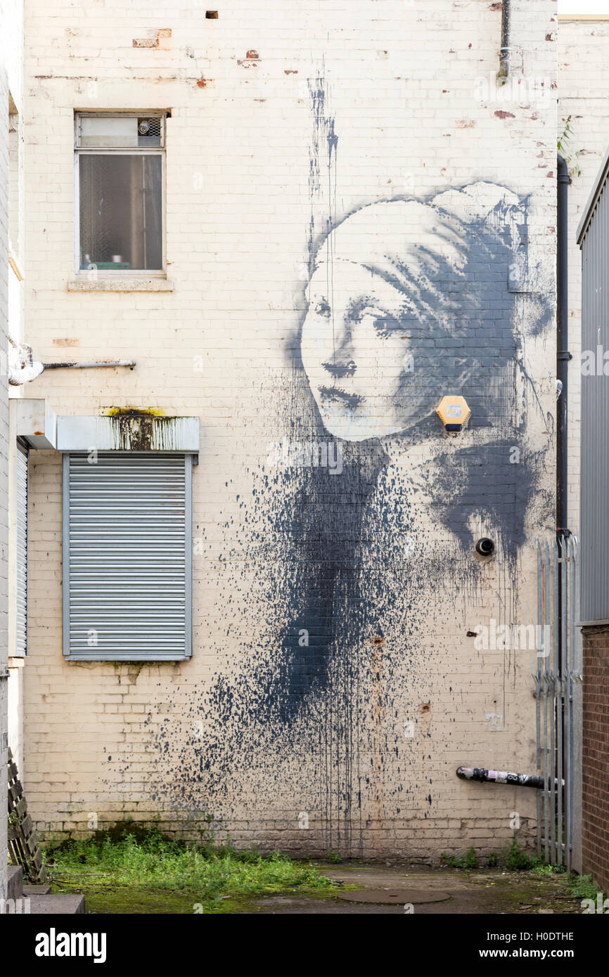 Banksy Graffiti La ragazza con il timpano forato, il Bristol Harbourside, England, Regno Unito Foto Stock