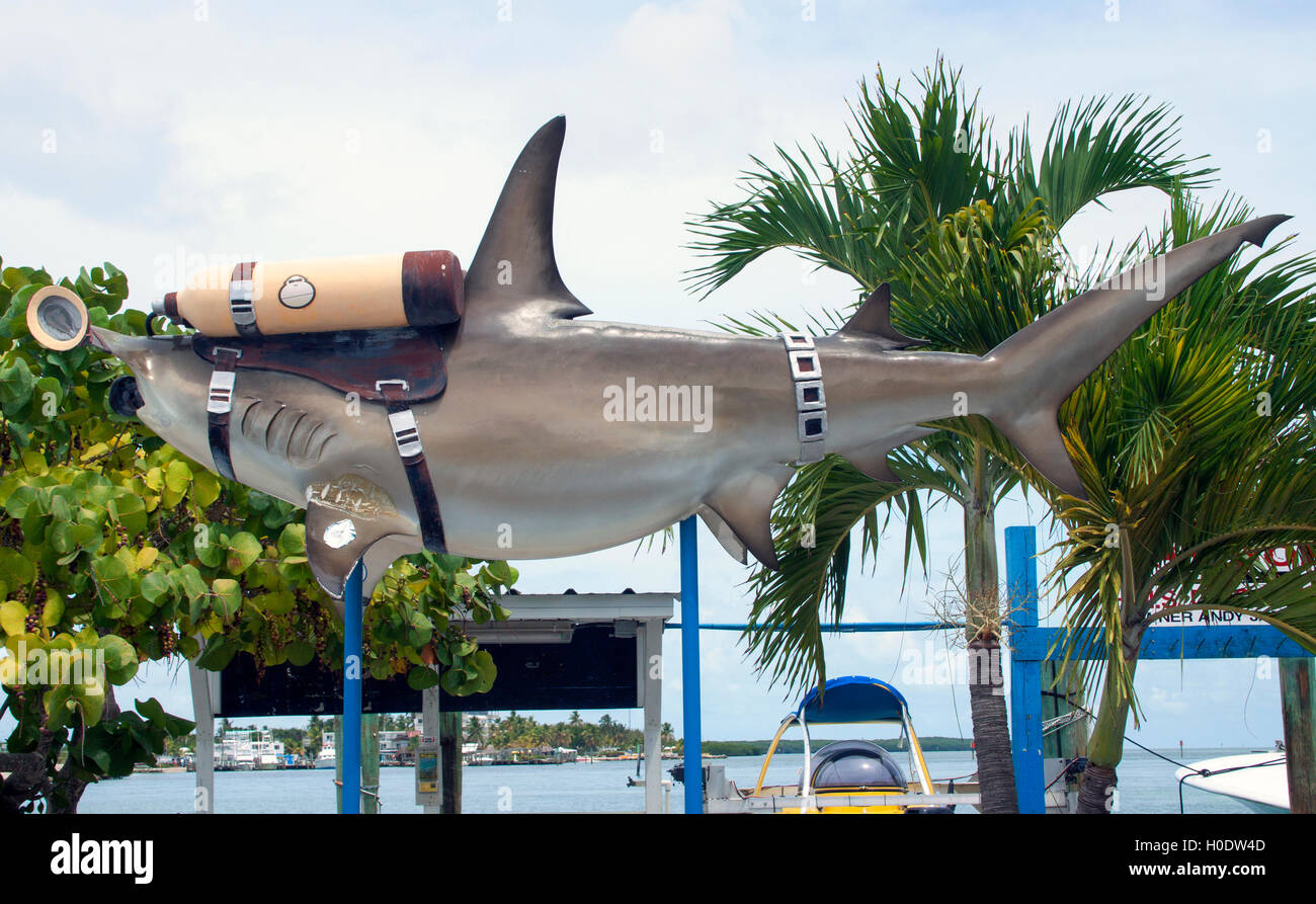Stravagante statua dello squalo per immersioni subacquee a Islamorada, Florida Keys, una divertente sosta fotografica a bordo strada per i viaggiatori che esplorano le eccentriche attrazioni di Keys. Foto Stock