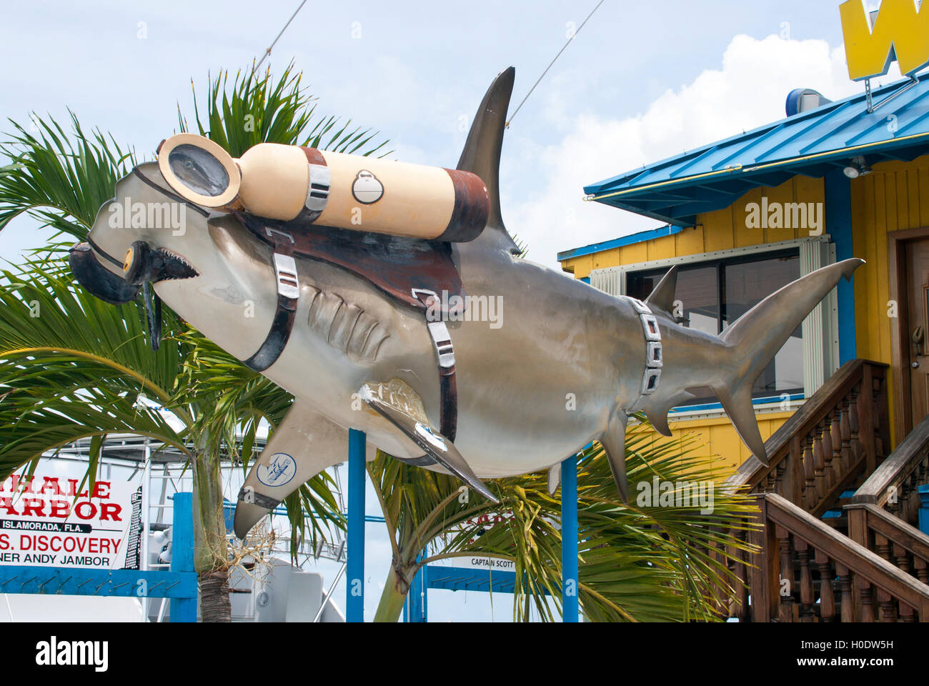 Stravagante statua dello squalo per immersioni subacquee a Islamorada, Florida Keys, una divertente sosta fotografica a bordo strada per i viaggiatori che esplorano le eccentriche attrazioni di Keys. Foto Stock