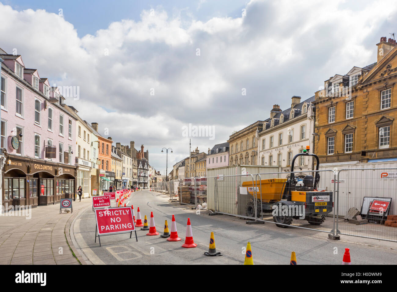 High Street la rigenerazione in Cirencester's Market Place, Gloucestershire, England, Regno Unito Foto Stock