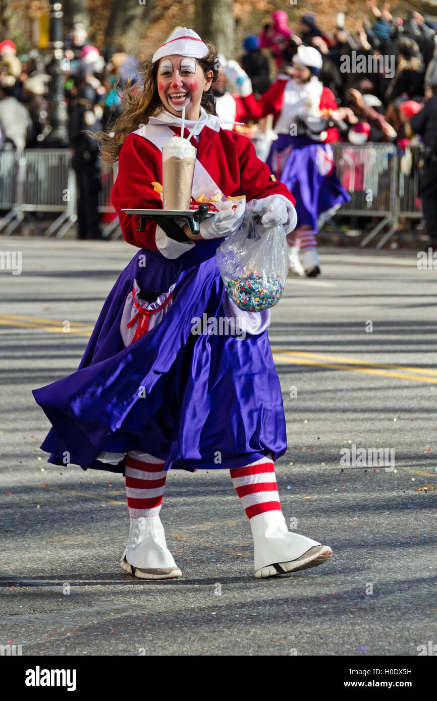 Un clown vestito come un negozio di malto cameriera passeggiate in Macy's Thanksgiving Day Parade New York City. Foto Stock