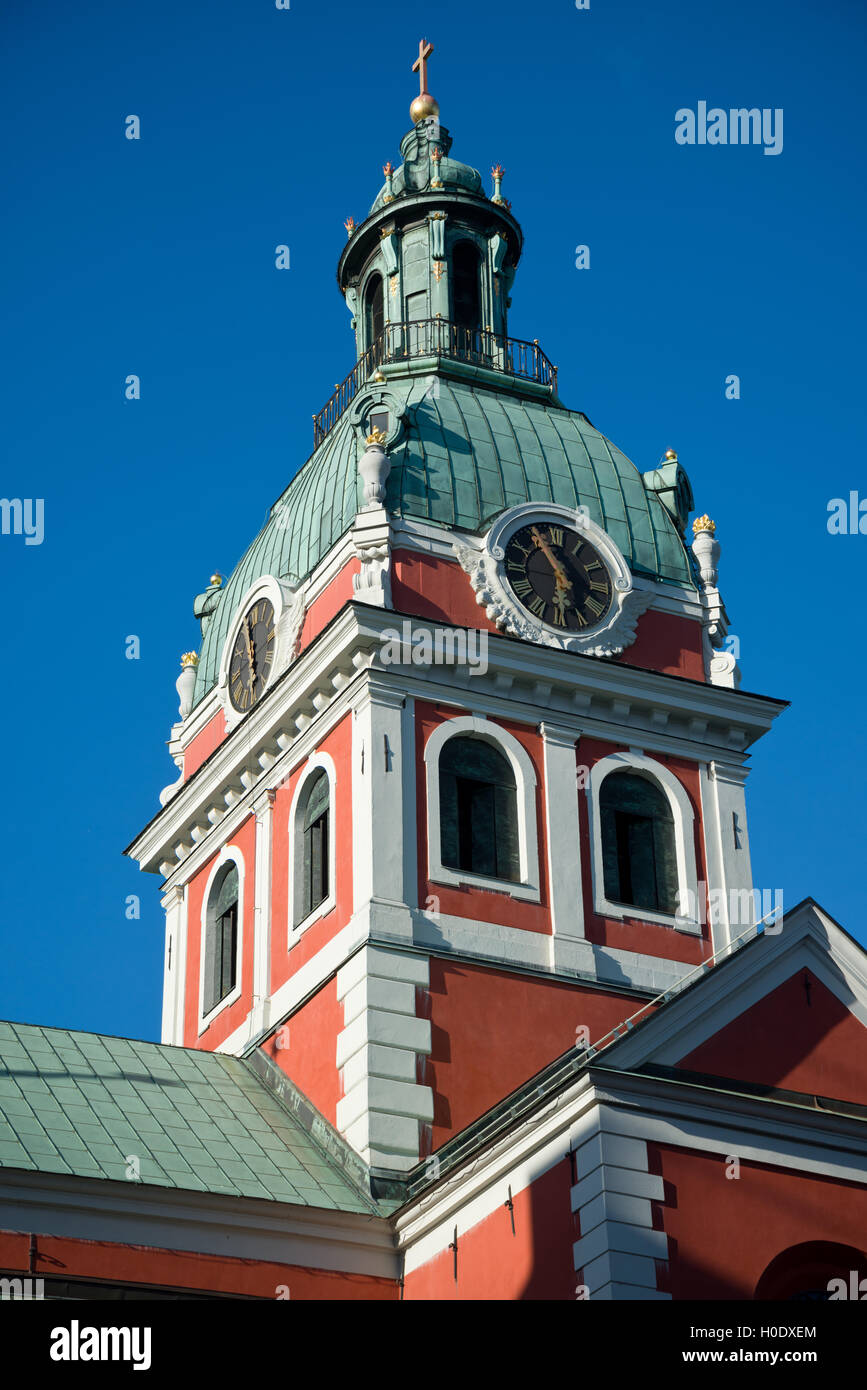 St Jacob's/James Church, Stoccolma, Svezia. Rosso ruggine torre dipinta con tetto verde rame. Foto Stock