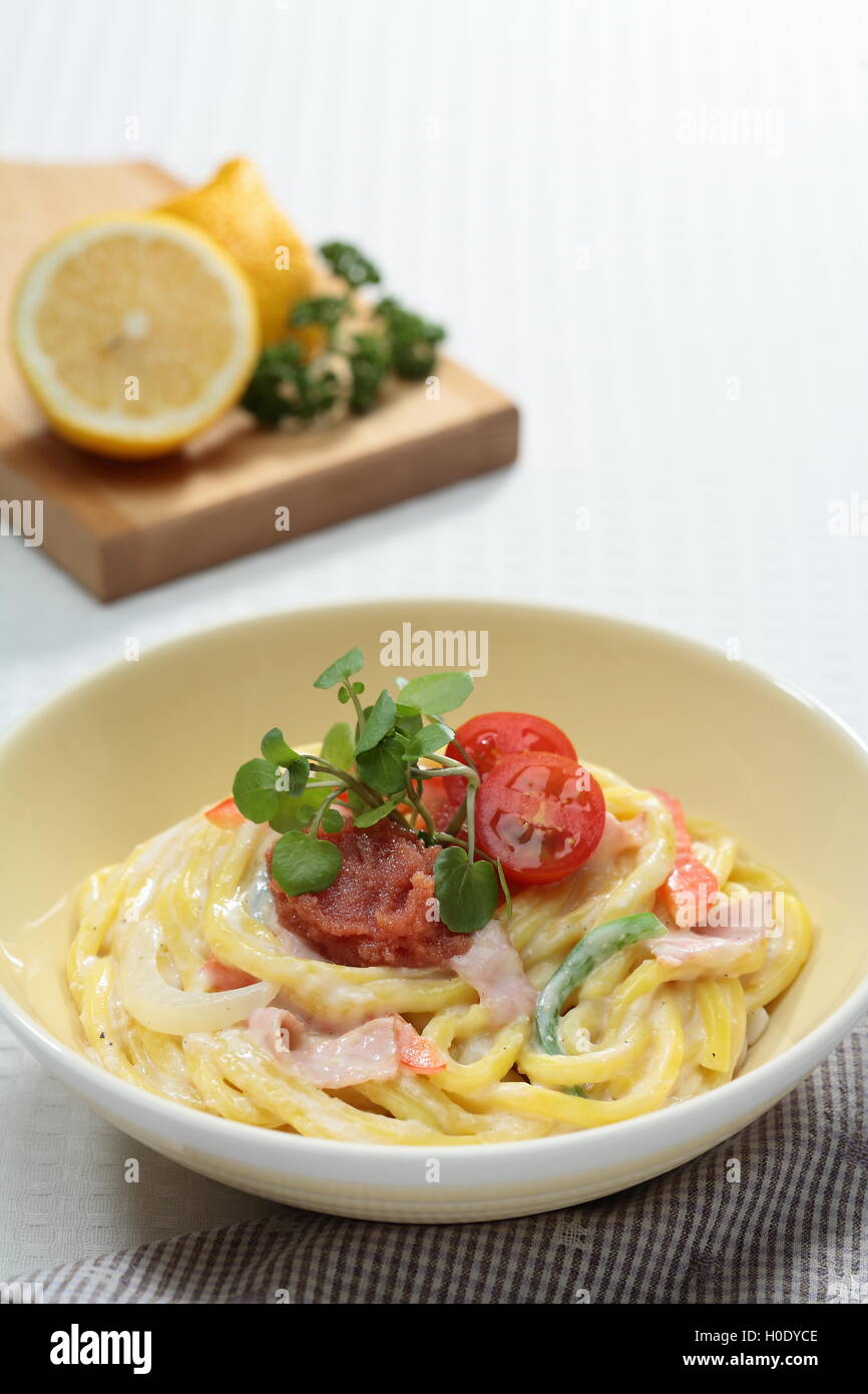 Cod roe tagliatelle con pancetta crema sulla ciotola con limone e erbe aromatiche Foto Stock