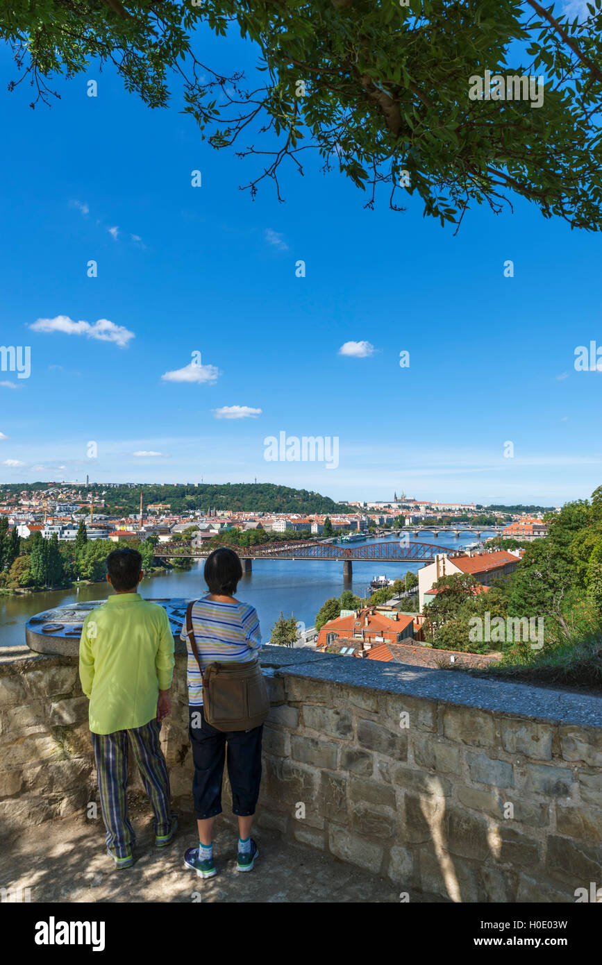 Vista sul Fiume Vlatva verso la città vecchia dalla cittadella di Vysehrad, Praga, Repubblica Ceca Foto Stock