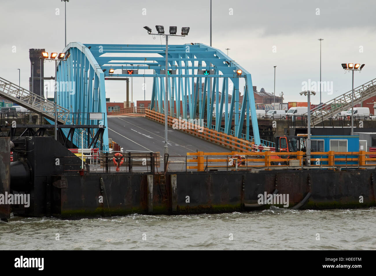 Birkenhead roll on roll off ferry terminal Liverpool Merseyside Regno Unito Foto Stock