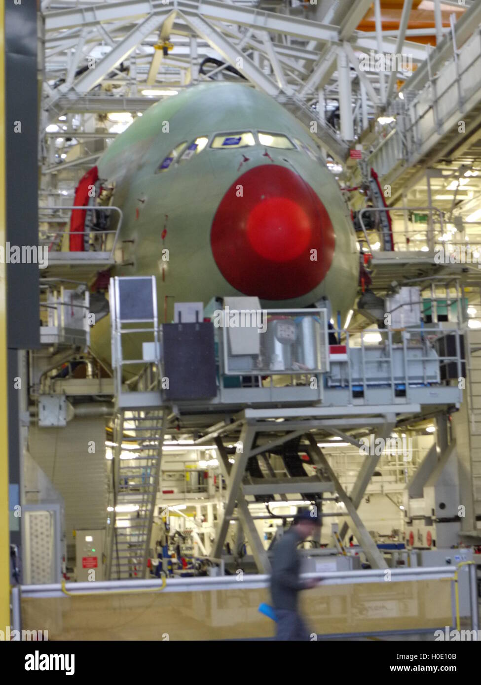 Un uomo a piedi nella parte anteriore del Super Jumbo A380 da Airbus sulla linea di assemblaggio finale a Tolosa (Francia) Foto Stock