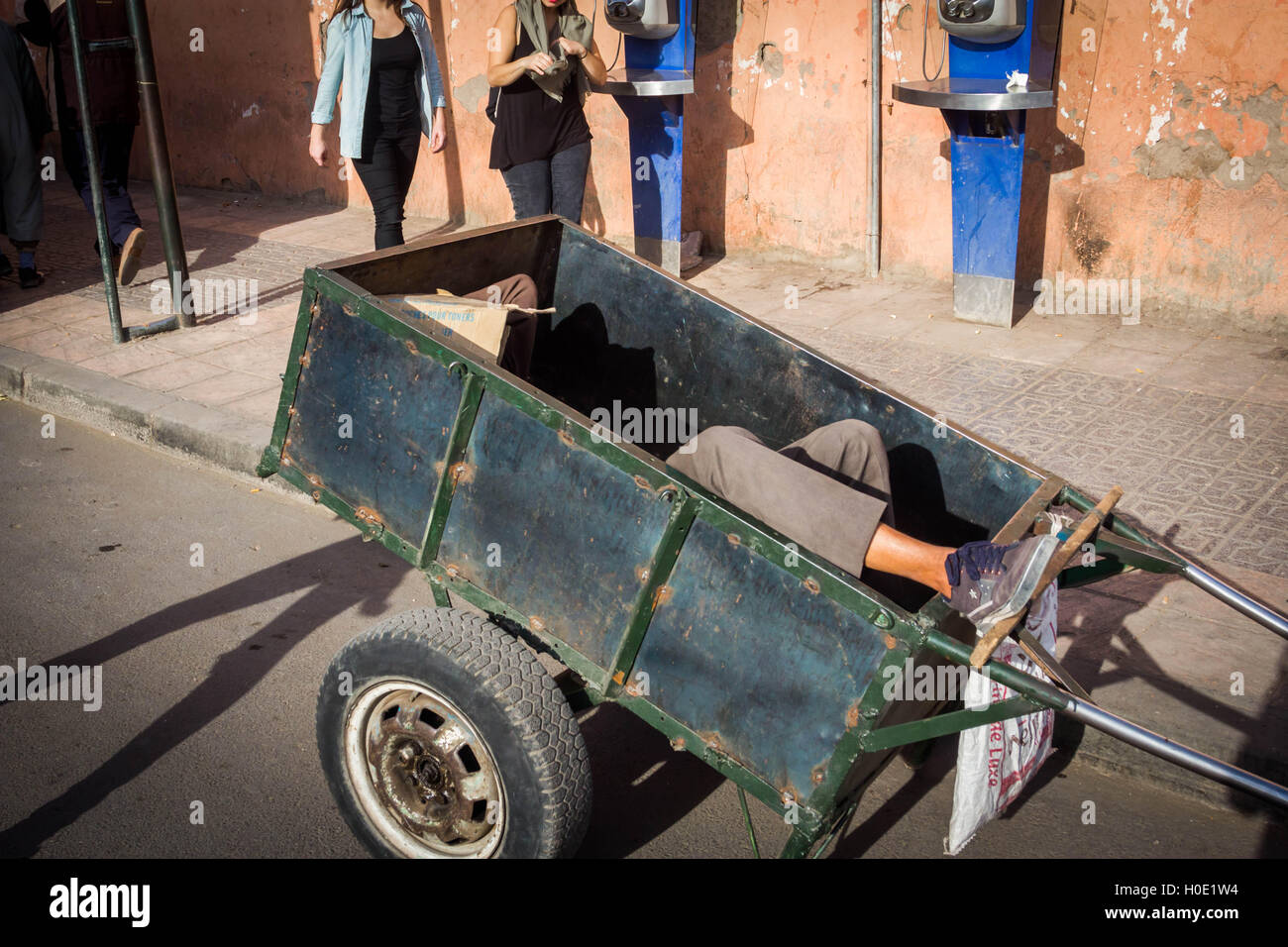 Uomo dorme in una carriola sul mercato a Marrakech in Marocco Foto Stock