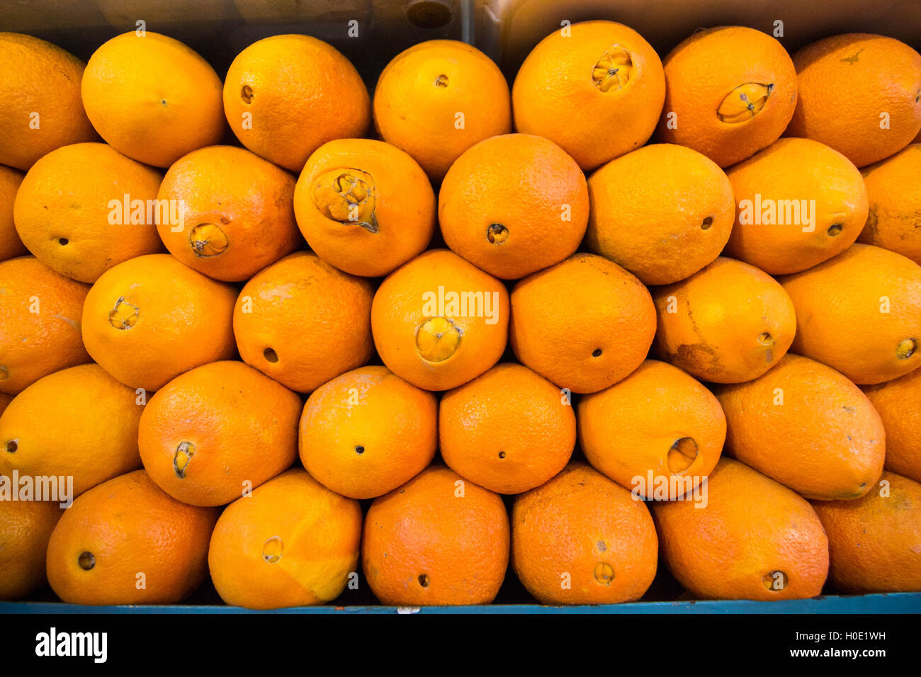 Impilati in modo uniforme le arance al mercato di Marrakesh Foto Stock