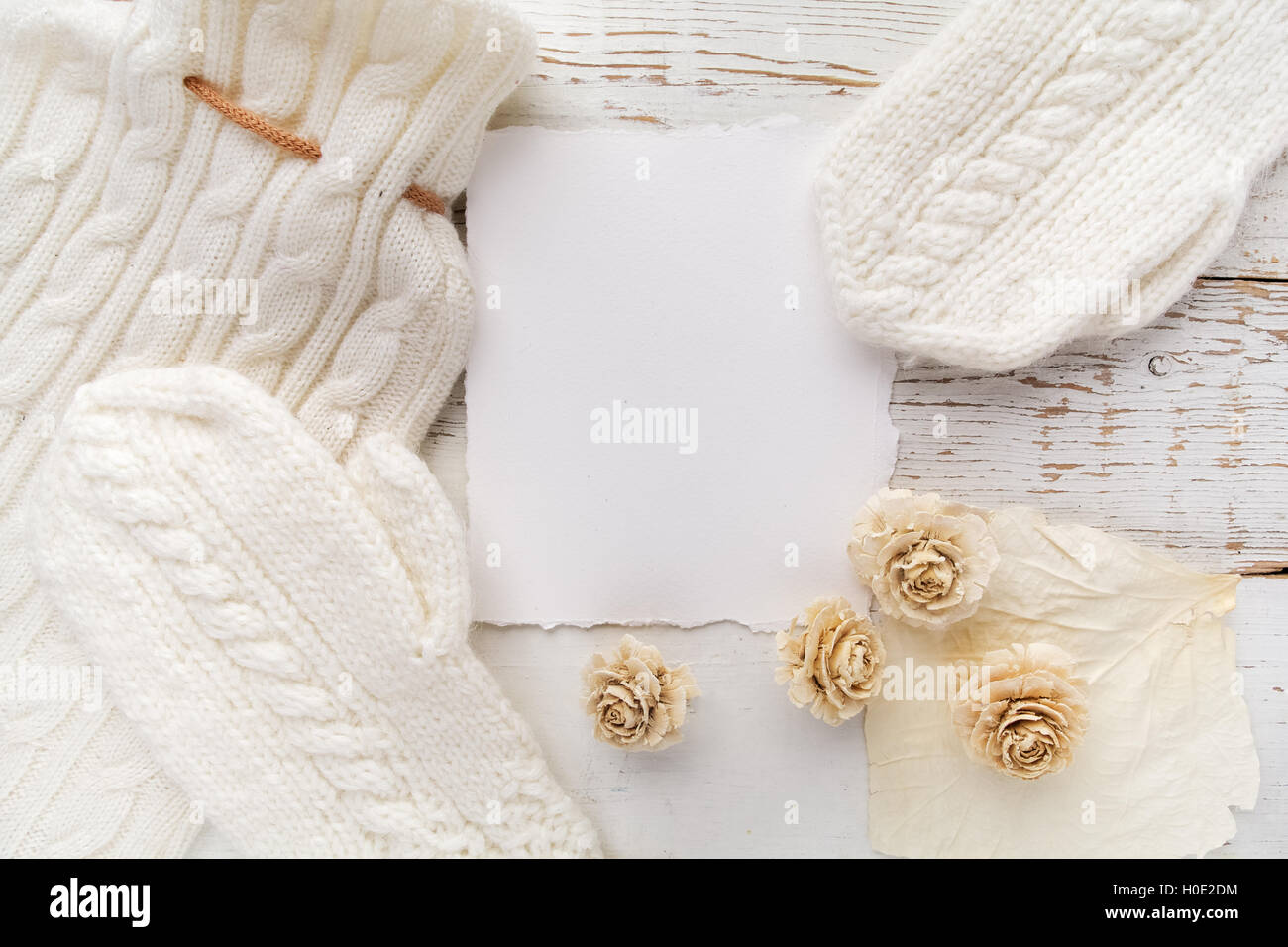 Scheda vuota con i guanti bianchi e fiori su sfondo di legno Foto Stock