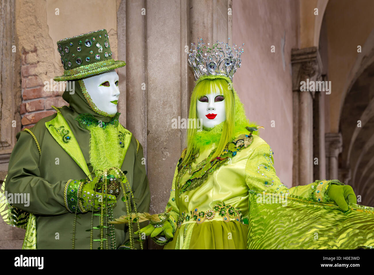 Due persone vestite per il Carnevale di Venezia, Italia Foto Stock