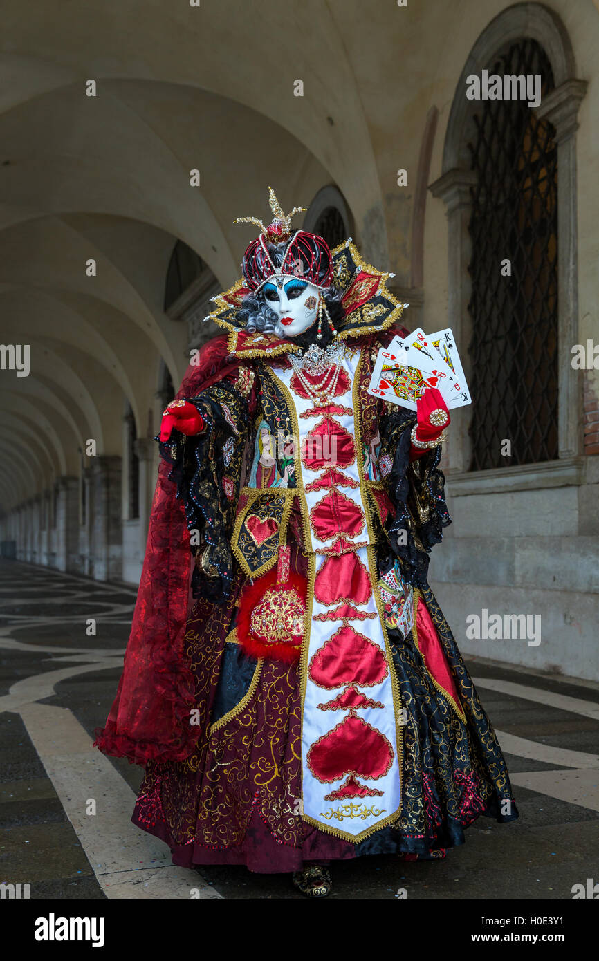 Una donna vestite per il Carnevale di Venezia, Veneto, Italia Foto Stock