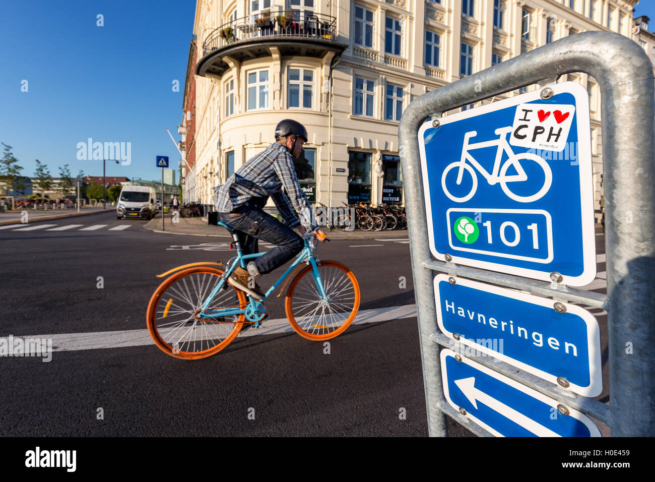 Un biker nel centro di Copenhagen, Danimarca Foto Stock
