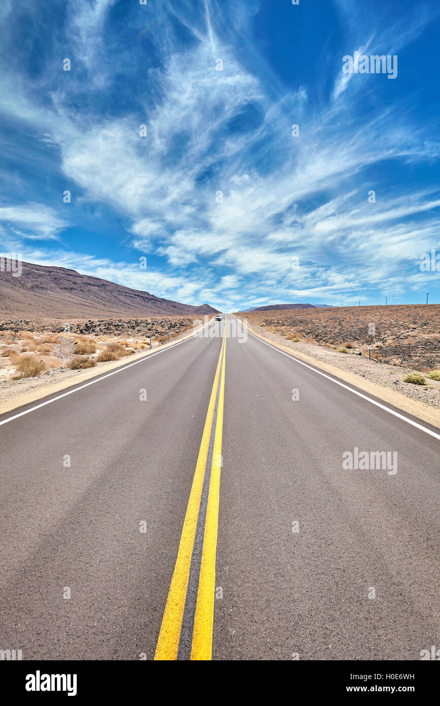 Strada nel deserto nella Valle della Morte, concetto di viaggio, STATI UNITI D'AMERICA. Foto Stock