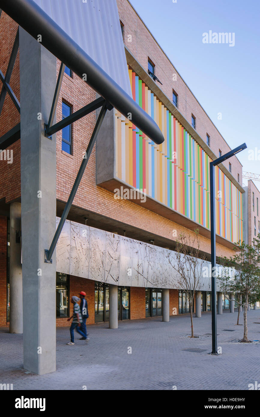 Blocco amministrativo da fuori dell'entrata. Sol Plaatjie University, C002, Kimberley, Sud Africa. Architetto: Savage + Dodd architetti, 2016. Foto Stock