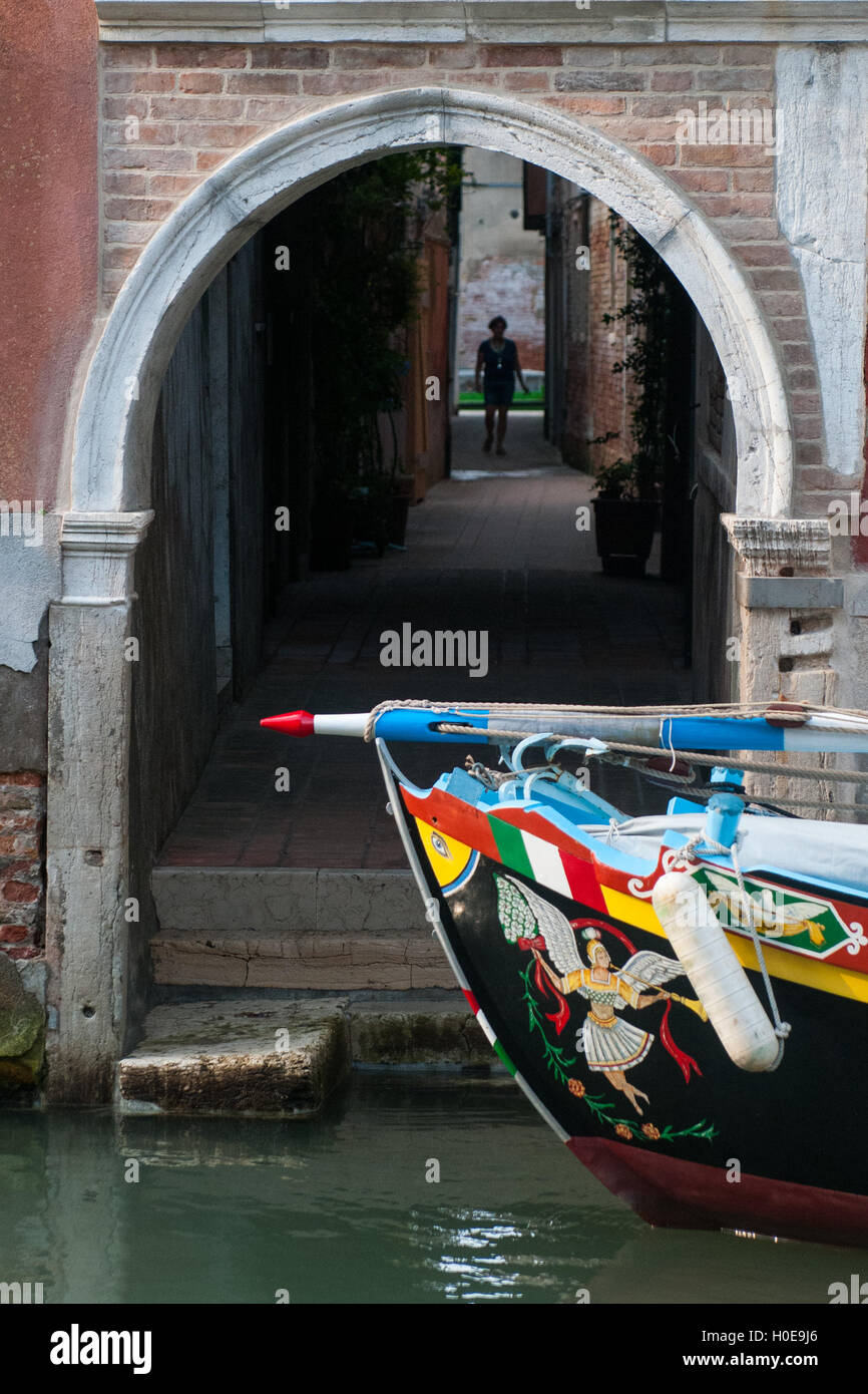 Un lavoratore cavo di riparazioni in Venezia Foto Stock