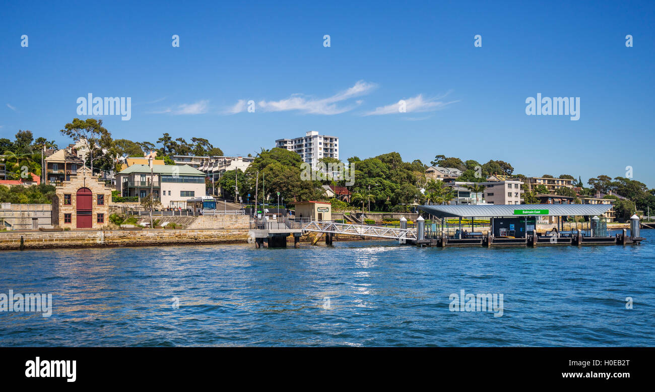 Australia, Nuovo Galles del Sud, Sydney, Sydney Harbour, interna sobborgo occidentale di Balmain East, vista di Balmain East ferry wharf Foto Stock