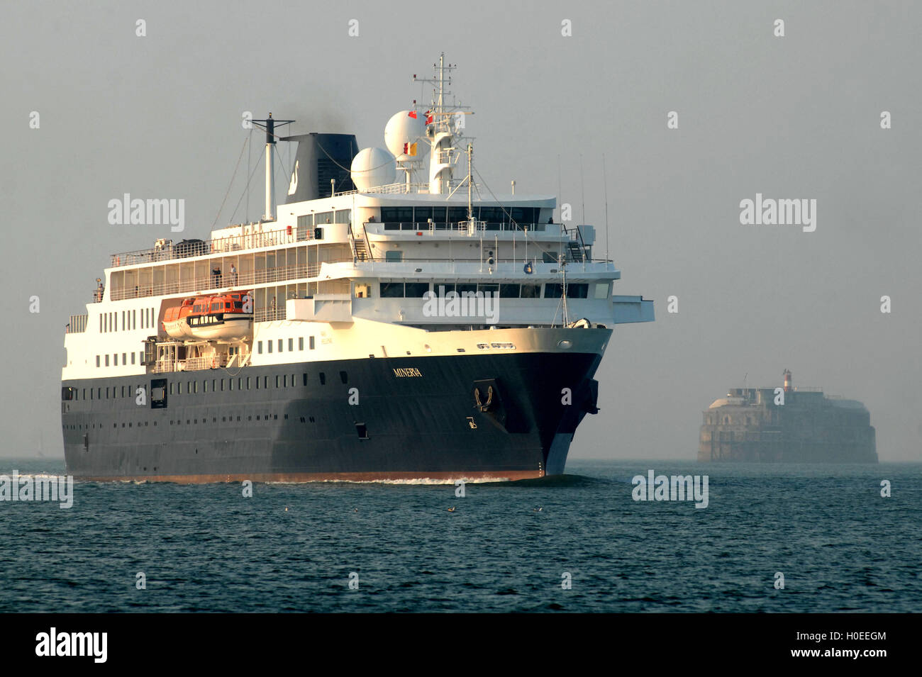 MV Minerva di proprietà di Swan Hellenic vela a Portsmouth Foto Stock