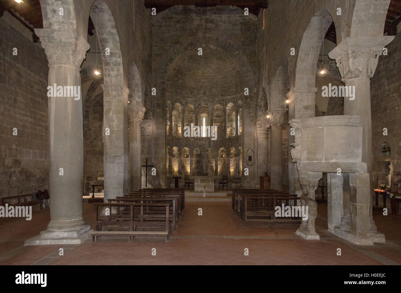 La presente forma romanica risale al XII secolo. Foto Stock