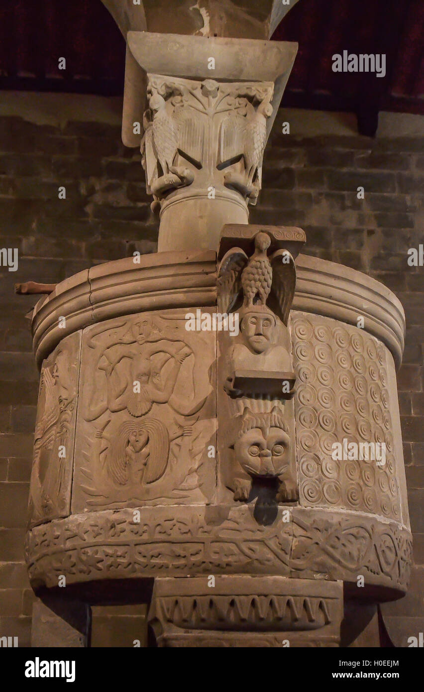 Circolare del pulpito di origine longobarda del VIII secolo, altamente decorato e sorretto da due colonne annodate Foto Stock
