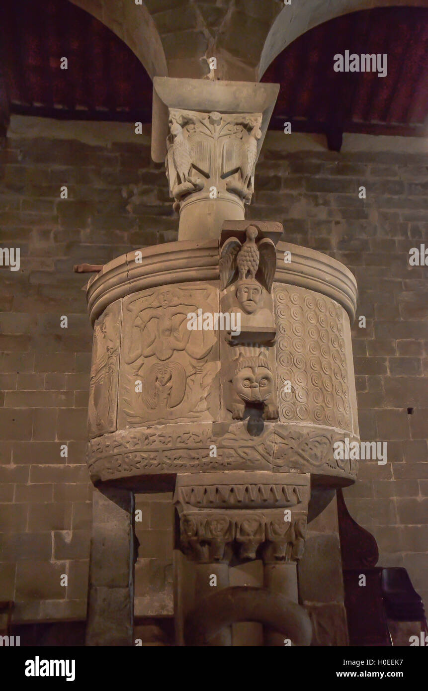 Circolare del pulpito di origine longobarda del VIII secolo, altamente decorato e sorretto da due colonne annodate Foto Stock