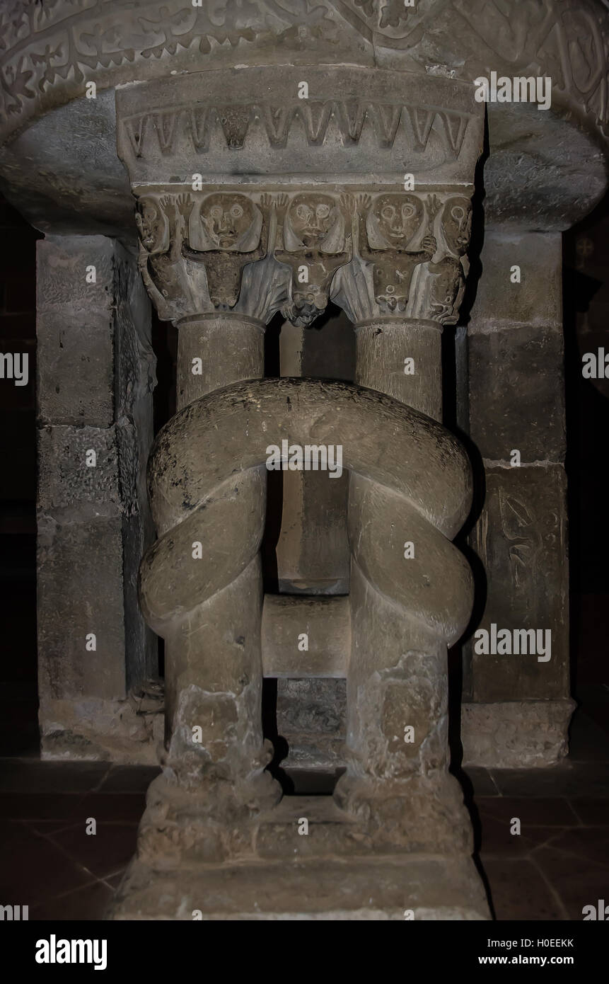 Circolare del pulpito di origine longobarda del VIII secolo, altamente decorato e sorretto da due colonne annodate Foto Stock