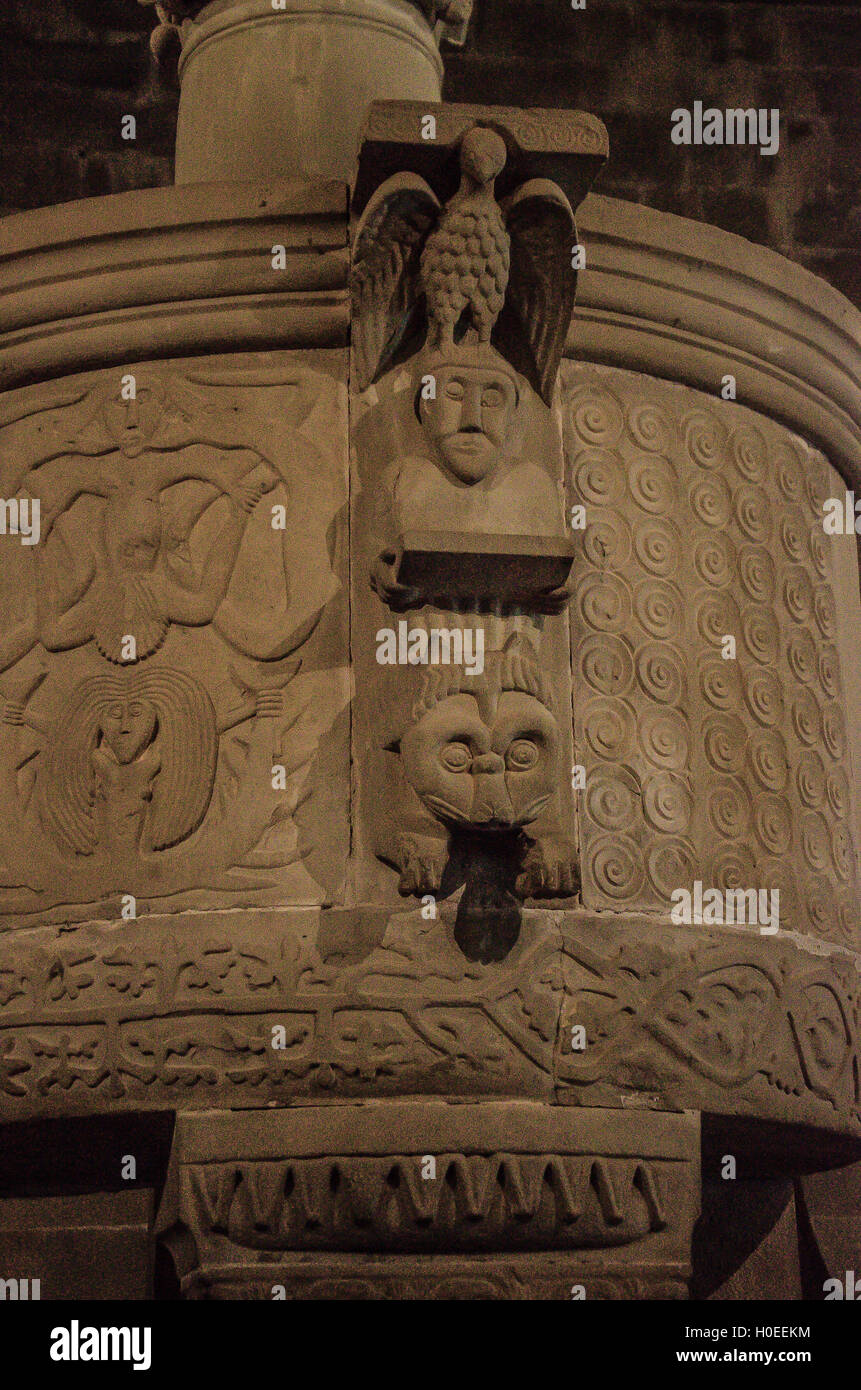 Circolare del pulpito di origine longobarda del VIII secolo, altamente decorato e sorretto da due colonne annodate dettaglio Foto Stock