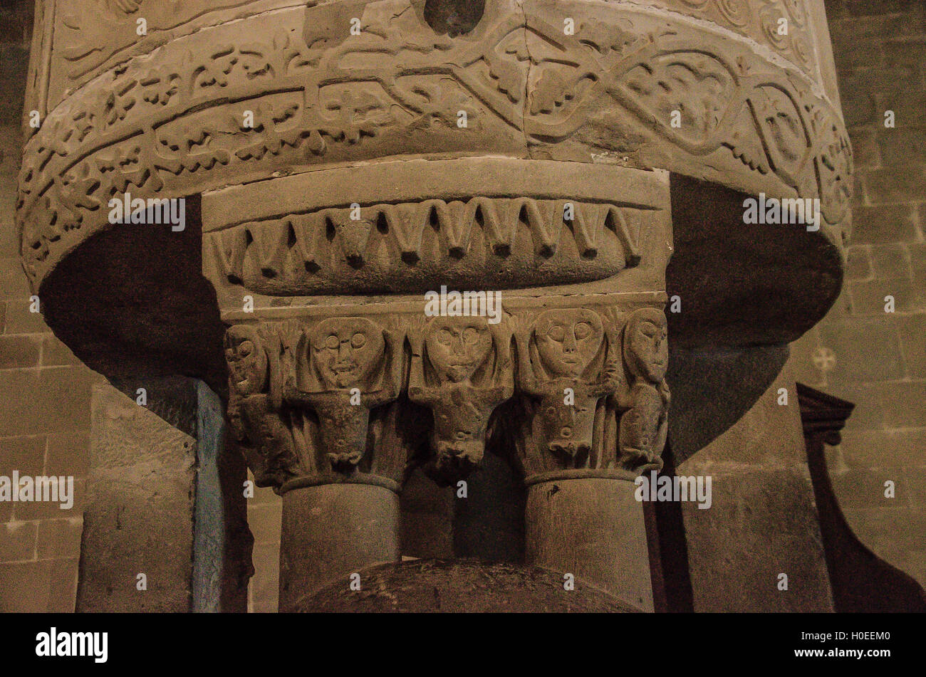 Circolare del pulpito di origine longobarda del VIII secolo, altamente decorato e sorretto da due colonne annodate dettaglio Foto Stock