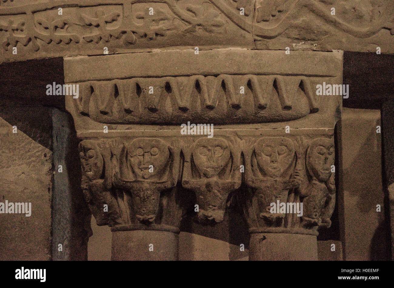 Circolare del pulpito di origine longobarda del VIII secolo, altamente decorato e sorretto da due colonne annodate dettaglio Foto Stock