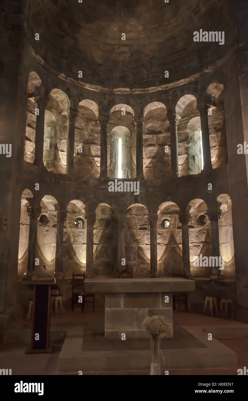 La presente forma romanica risale al XII secolo. Foto Stock