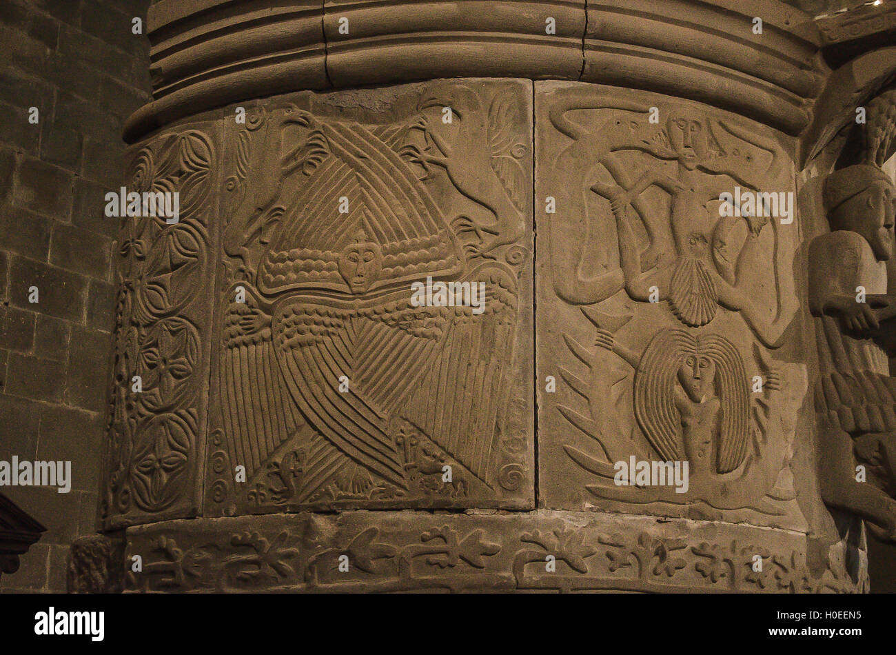 Circolare del pulpito di origine longobarda del VIII secolo, altamente decorato e sorretto da due colonne annodate Foto Stock