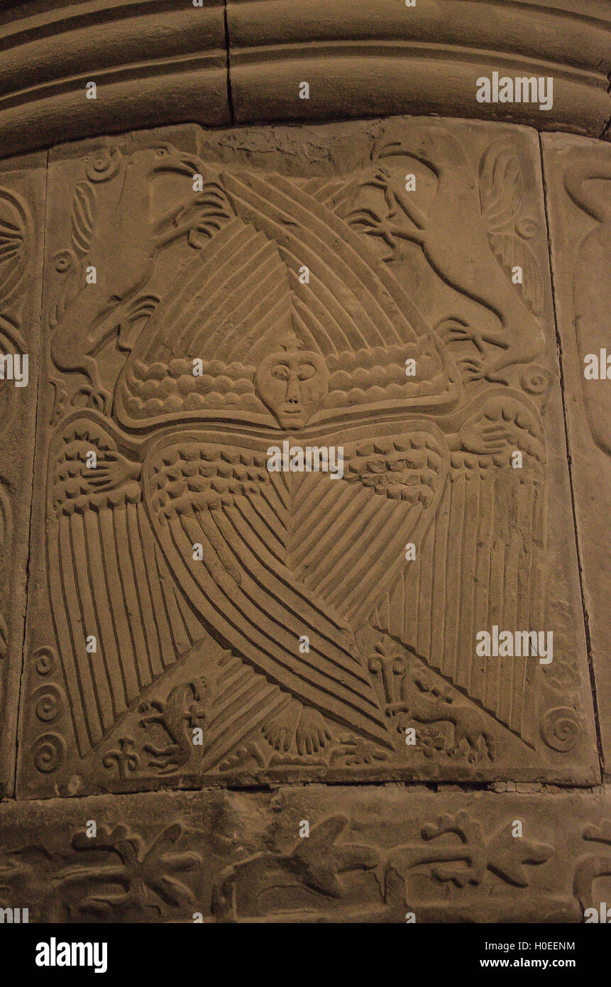 Circolare del pulpito di origine longobarda del VIII secolo, altamente decorato e sorretto da due colonne annodate Foto Stock