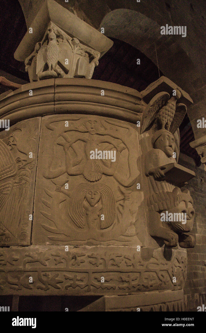Circolare del pulpito di origine longobarda del VIII secolo, altamente decorato e sorretto da due colonne annodate Foto Stock