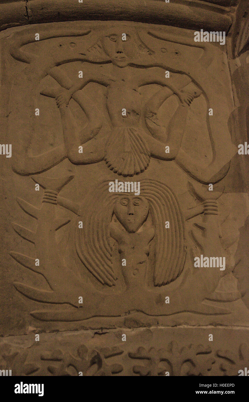 Circolare del pulpito di origine longobarda del VIII secolo, altamente decorato e sorretto da due colonne annodate Foto Stock