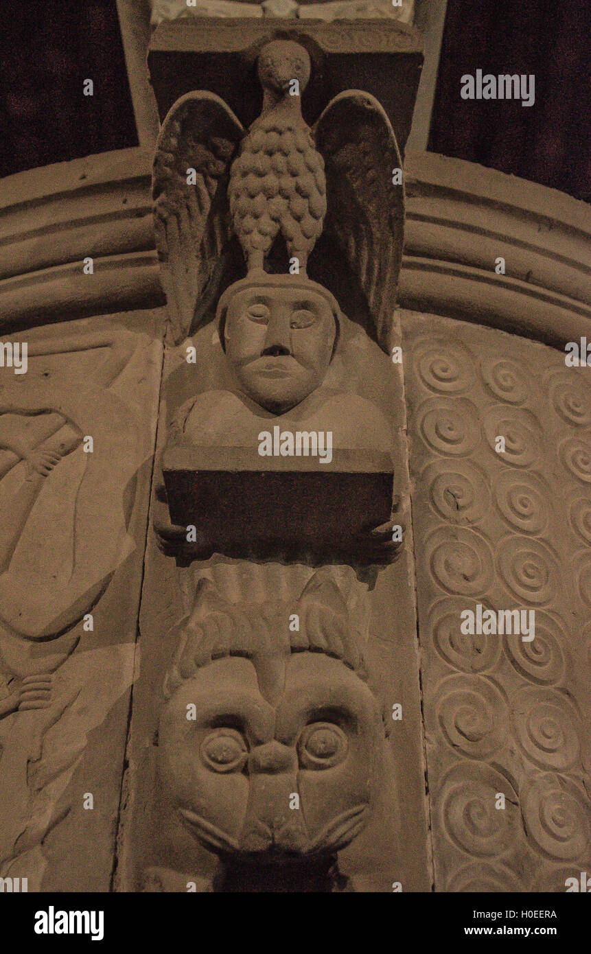 Circolare del pulpito di origine longobarda del VIII secolo, altamente decorato e sorretto da due colonne annodate Foto Stock