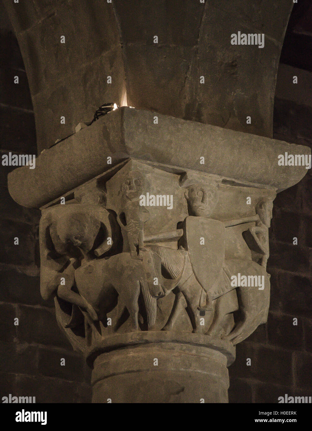 Le tre navate sono grandi colonne con capitelli scolpiti con figure Foto Stock