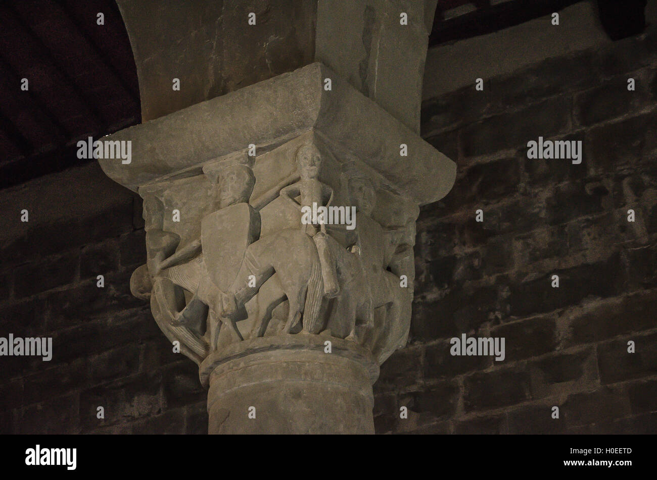 Le tre navate sono grandi colonne con capitelli scolpiti con figure Foto Stock