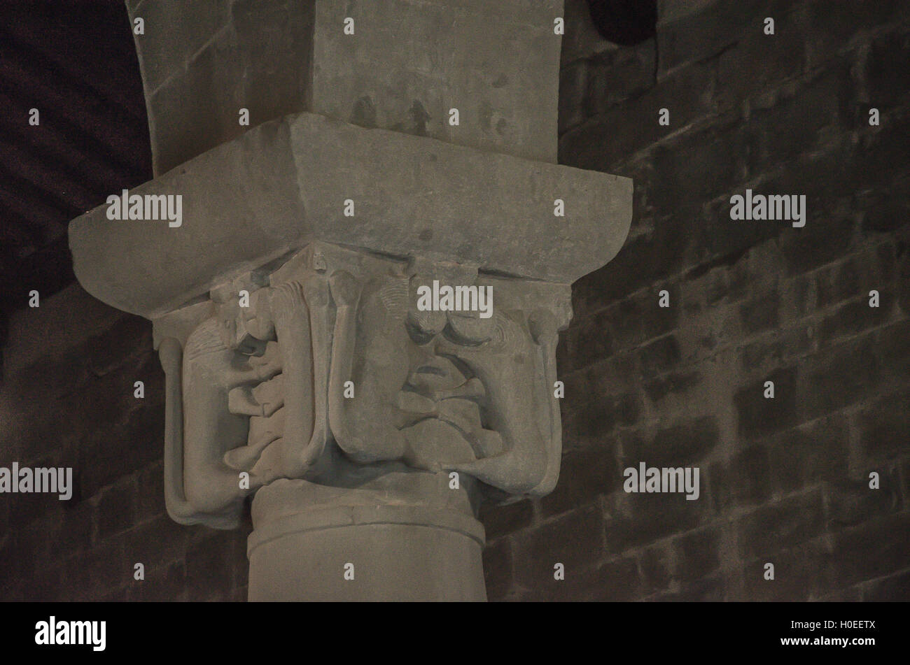 Le tre navate sono grandi colonne con capitelli scolpiti con figure Foto Stock