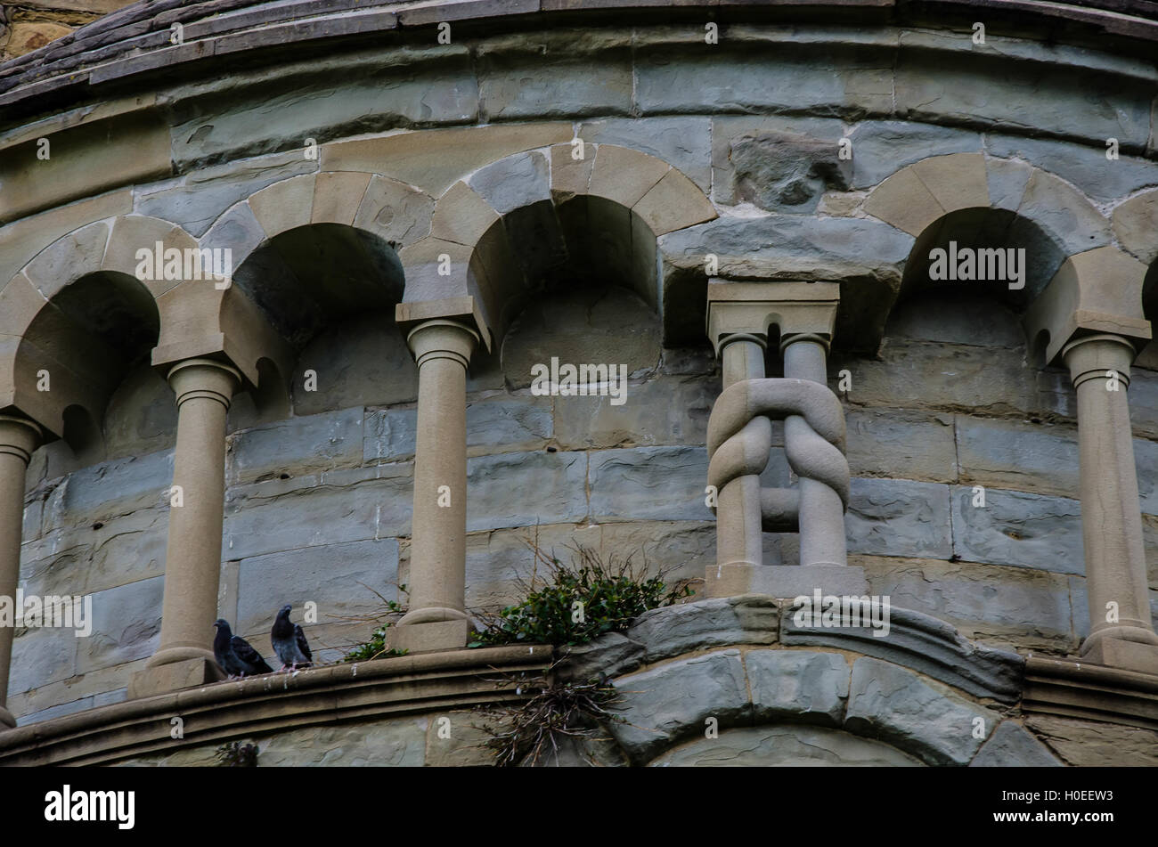 Vista esterna è bellissima abside accanto al campanile costruito nel 1233 forse sui resti di una vecchia torre longobarda. Foto Stock