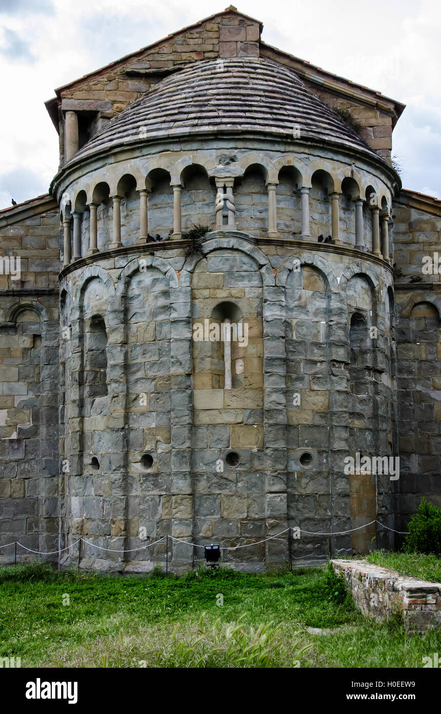 Vista esterna è bellissima abside accanto al campanile costruito nel 1233 forse sui resti di una vecchia torre longobarda. Foto Stock