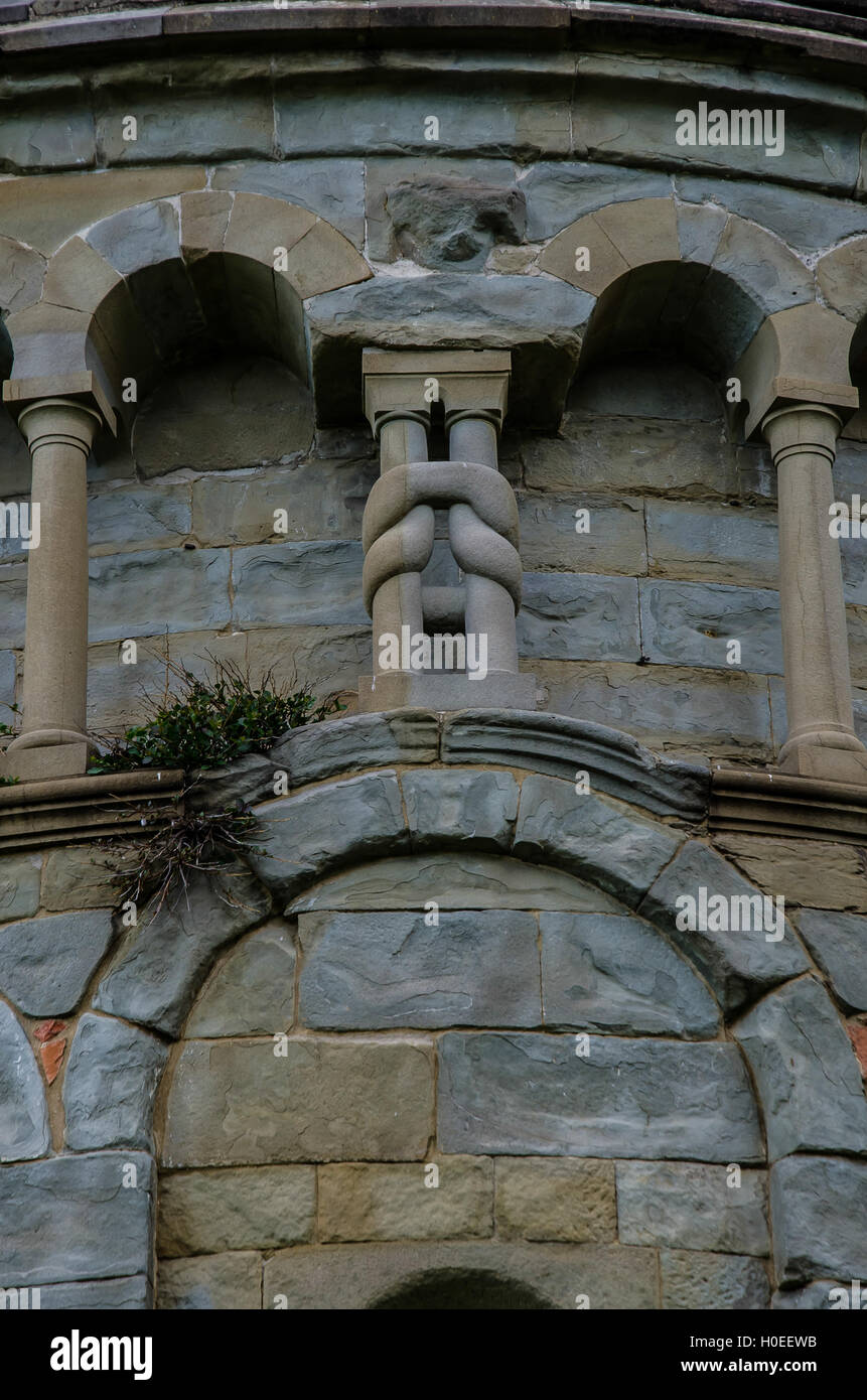 Vista esterna è bellissima abside accanto al campanile costruito nel 1233 forse sui resti di una vecchia torre longobarda. Foto Stock