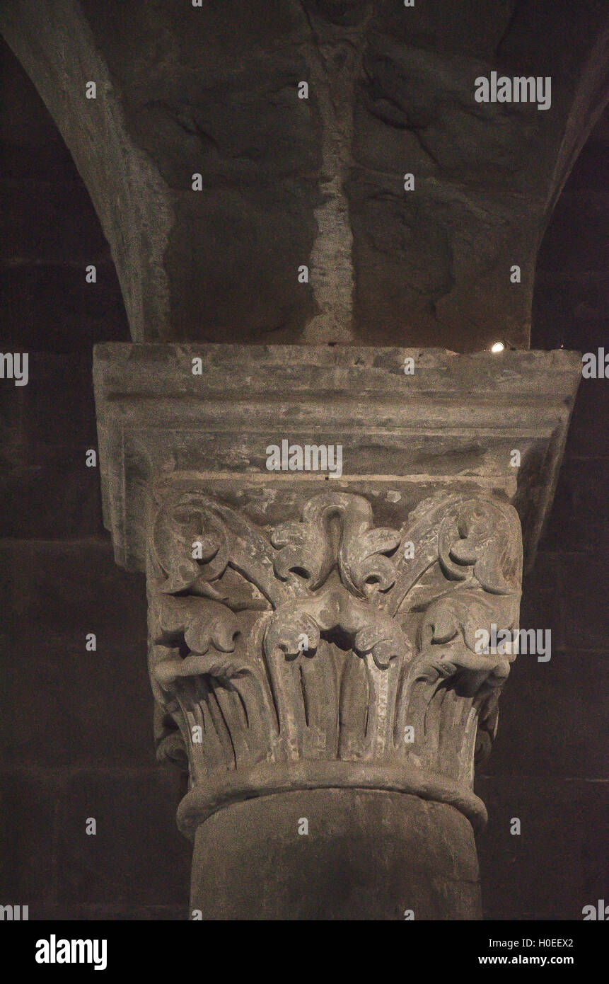Le tre navate sono grandi colonne con capitelli scolpiti con figure Foto Stock