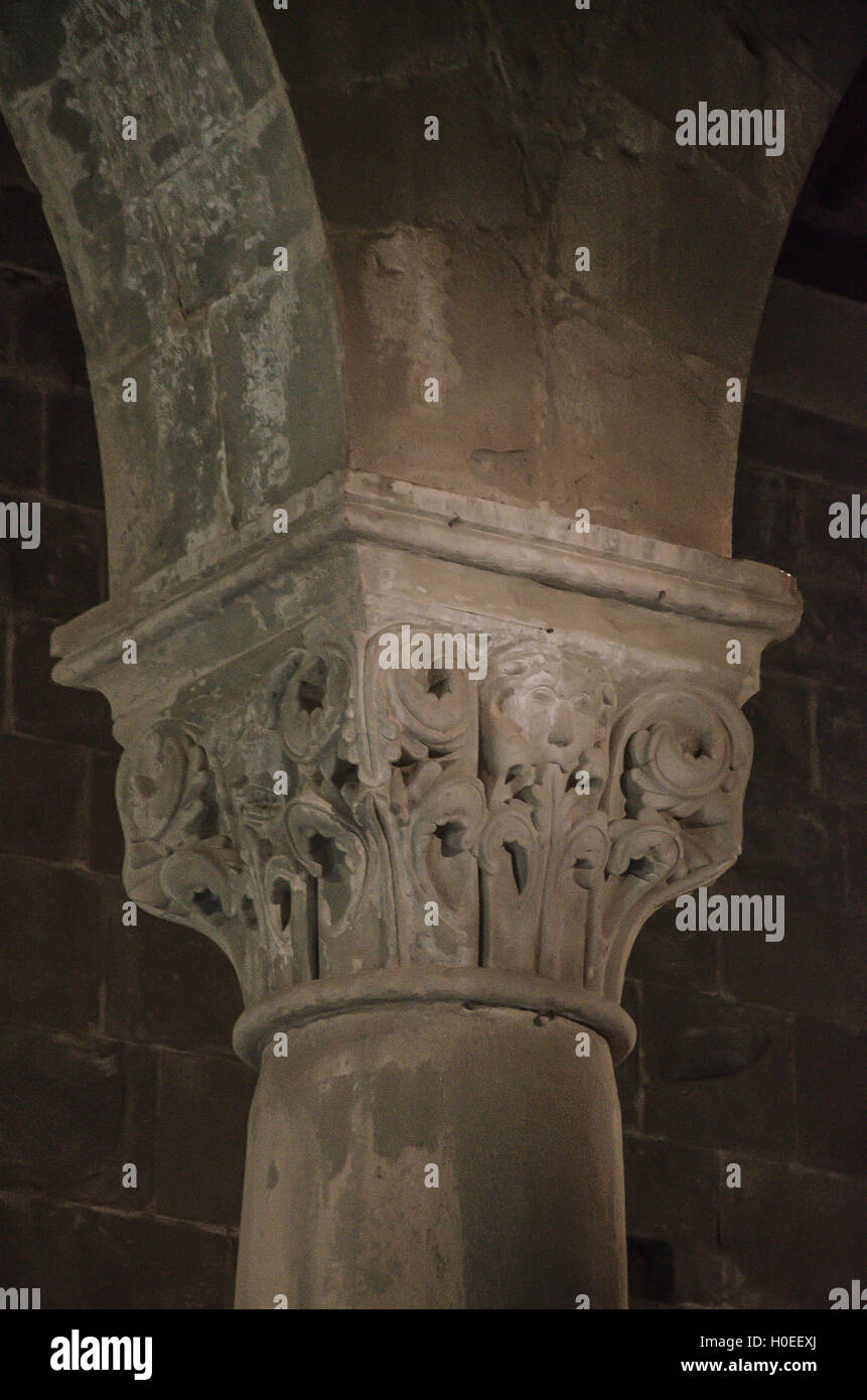 Le tre navate sono grandi colonne con capitelli scolpiti con figure Foto Stock