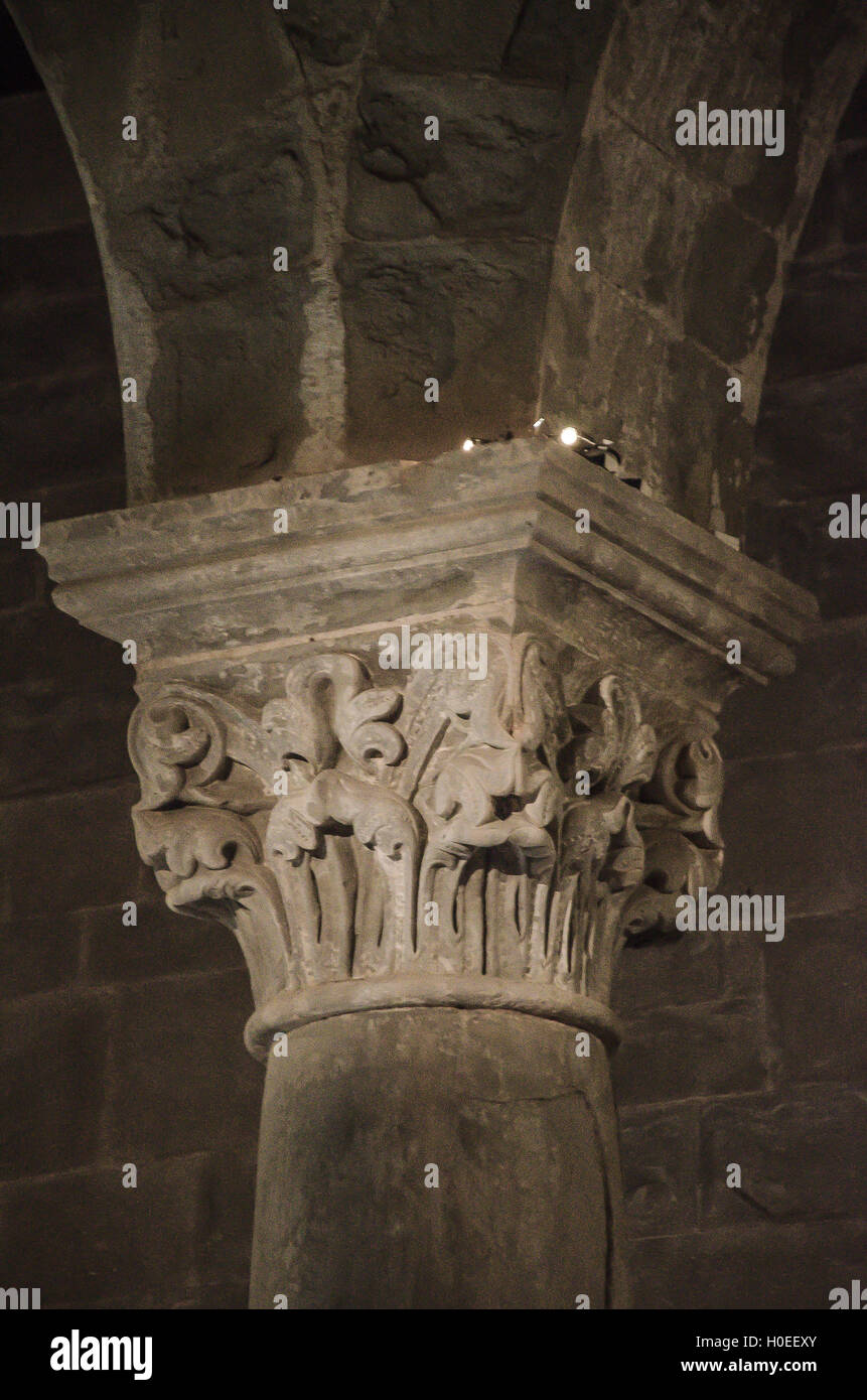 Le tre navate sono grandi colonne con capitelli scolpiti con figure Foto Stock