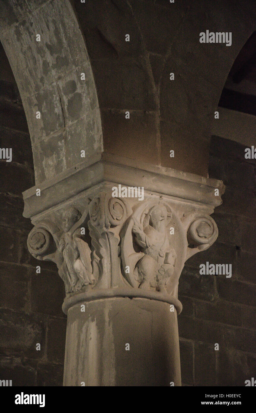 Le tre navate sono grandi colonne con capitelli scolpiti con figure Foto Stock