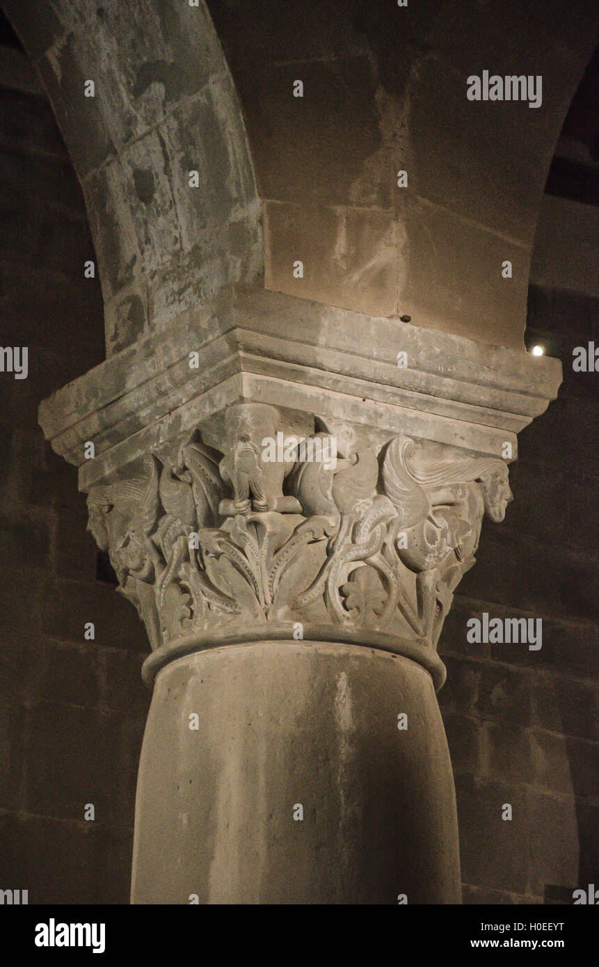 Le tre navate sono grandi colonne con capitelli scolpiti con figure Foto Stock