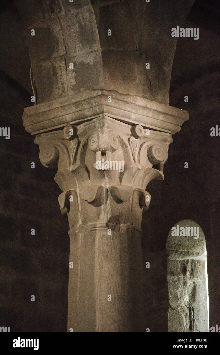 Le tre navate sono grandi colonne con capitelli scolpiti con figure Foto Stock