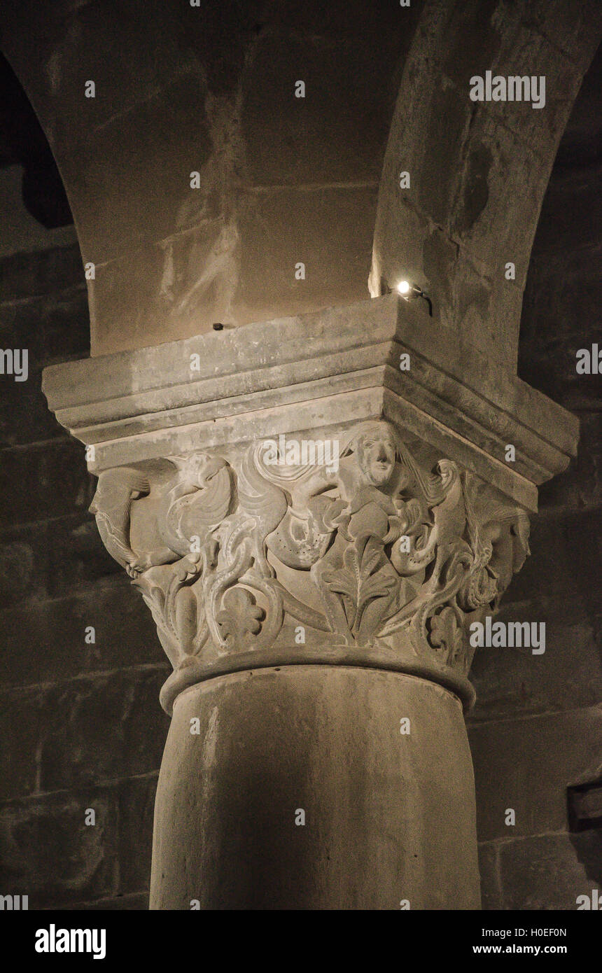 Le tre navate sono grandi colonne con capitelli scolpiti con figure Foto Stock